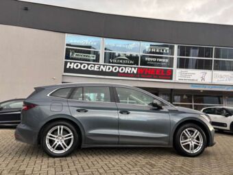 DEZENT TZ SILVER IN 19 INCH GEMONTEERD ONDER EEN SKODA ENYAG