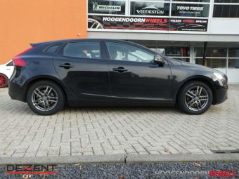 DEZENT VELGEN TZ GRAPHITE 16 INCH MET WINTERBANDEN GEMONTEERD ONDER EEN VOLVO V40 