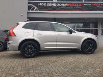 DEZENT TV BLACK IN 20 INCH GEMONTEERD ONDER EEN VOLVO XC60