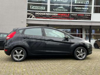 DEZENT TY MATT GRAPHITE IN 15 INCH GEMONTEERD ONDER EEN FORD FIEST VI