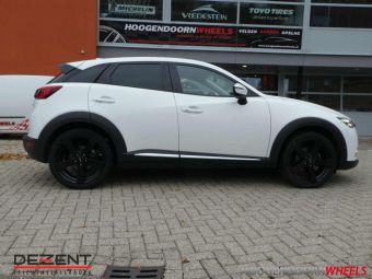 DEZENT VELGEN TD ZWART IN 19 INCH MET WINTERBANDEN GEMONTEERD ONDER EEN MAZDA CX-3