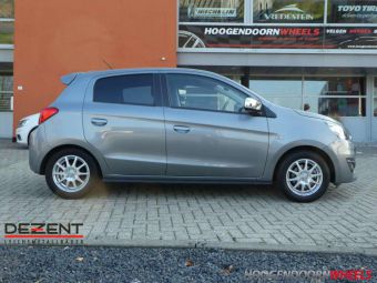 DEZENT VELGEN TI ZILVER IN 14 INCH GEMONTEERD ONDER EEN MITSUBISHI SPACESTAR