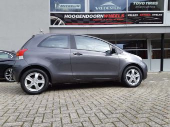 DEZENT VELGEN TX IN HET ZILVER GEMONTEERD IN 15 INCH ONDER EEN TOYOTA YARIS