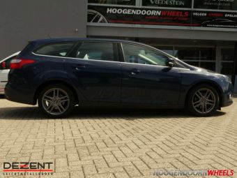 DEZENT TZ ANTRACIET IN 16 INCH GEMONTEERD ONDER EEN FORD FOCUS 