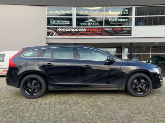 DIEWE WHEELS TRINA IN BLACK EN 17 INCH GEMONTEERD ONDER EEN VOLVO V60 