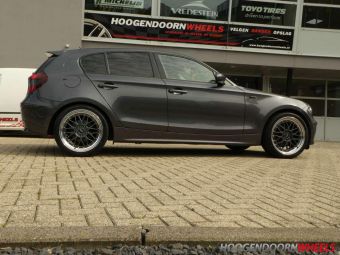 B-9 ZWART GEPOLIJSTE RAND IN 18 INCH GEMONTEERD ONDER EEN BMW 1 SERIE 