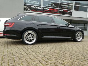 B-9 ZWART GEPOLIJSTE RAND IN 19 INCH GEMONTEERD ONDER EEN SKODA SUPERB