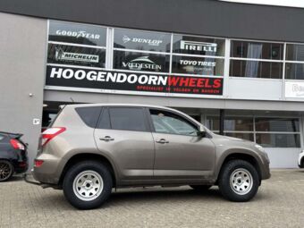 DOTZ 4X4 DAKAR SILVER IN 16 INCH GEMONTEERD ONDER EEN TOYOTA RAV 4