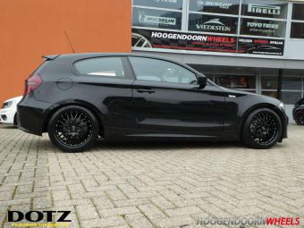 DOTZ VELGEN REVVO BLACK IN 18 INCH GEMONTEERD ONDER EEN BMW 1 SERIE