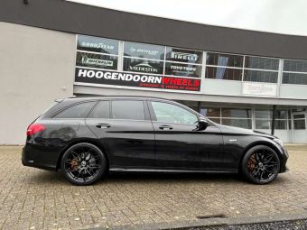 DOTZ SUZUKA BLACK IN 19 INCH GEMONTEERD ONDER EEN MERCEDES C43 AMG