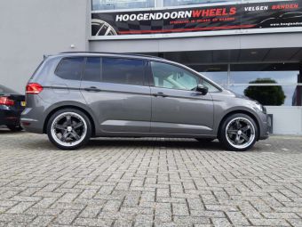 DOTZ VELGEN SP5 GUN METAL POLISHED LIP IN 19 INCH GEMONTEERD ONDER EEN VOLKSWAGEN TOURAN 