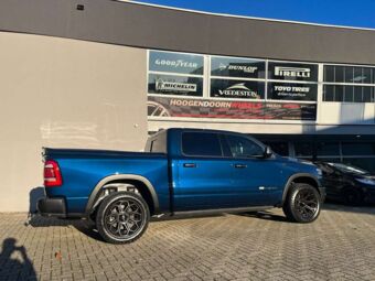 FUAL D704 GLOSS MACHINED DOUBLE TINT IN 20 INCH GEMONTEERD ONDER EEN DODGE RAM 1500