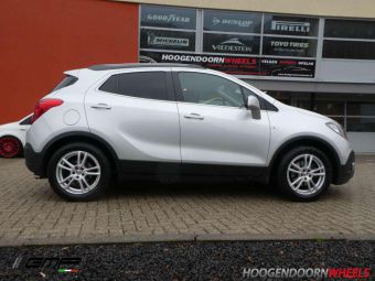 GMP WHEELS ASTRAL ZILVER GEMONTEERD ONDER EEN OPEL MOKKA IN 17 INCH 