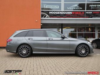 GMP DEDICATED VELGEN 18 INCH GEMONTEERD MET WINTERBANDEN ONDER EEN MERCEDES C KLASSE