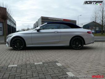 GMP DEDICATED STELLAR MERCEDES IN 20 INCH ZWART GEPOLIJSTE LIP GEMONTEERD MET 245/30/20 ONDER MERCEDES C KLASSE CABRIO  