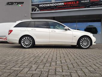 GMP ITALY WHEELS STELLAR IN HET ZILVER 17 INCH GEMONTEERD ONDER EEN MERCEDES C KLASSE 