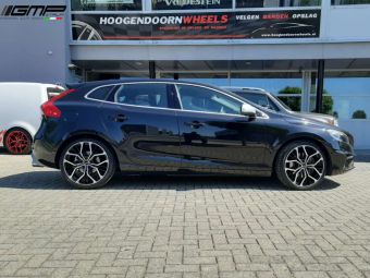 GMP WHEELS ITALY MATISSE ZWART GEPOLIJST IN 19 INCH GEMONTEERD ONDER EEN VOLVO V40 