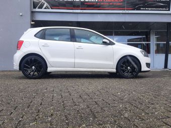 GMP ITALY WHEELS WONDER IN BLACK GEMONTEERD ONDER EEN VW POLO 