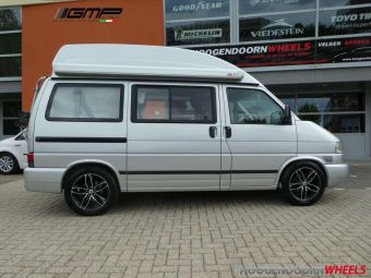 GMP DEDICATED ATOM ZWART GEPOLIJST IN 17 INCH GEMONTEERD ONDER  EEN VW T4 