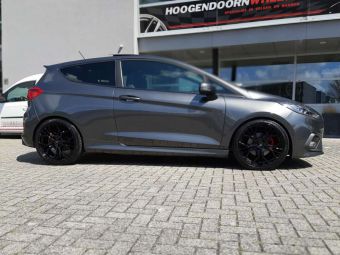 GMP WHEELS ITALY MATISSE BLACK IN 18 INCH GEMONTEERD ONDER EEN FORD FIESTA 