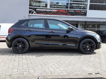 GMP WHEELS ITALY BLACK IN 17 INCH GEMONTEERD ONDER EEN VW POLO 