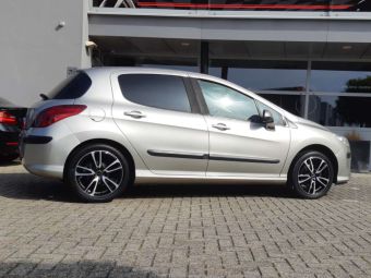 GMP WHEELS ITALY ASTRAL ZWART GEPOLIJST GEMONTEERD ONDER EEN PEUGEOT 308