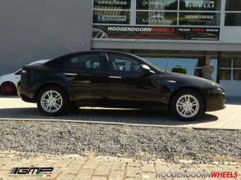 GMP WHEELS ASTRAL 16 INCH ZILVER GEMONTEERD OP EEN ALFA 159