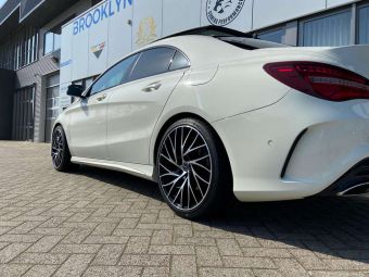 GMP WHEELS ITALY ENIGMA 19 INCH ZWART GEPOLIJST GEMONTEERD ONDER EEN MERCEDES CLA 