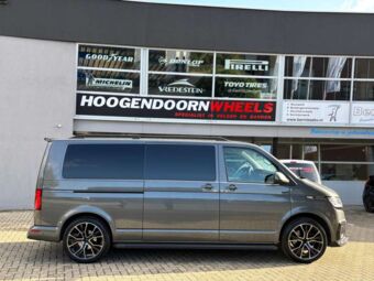 GMP WHEELS GUNNER BLACK POLISHED IN 20 INCH GEMONTEERD ONDER EEN VOLKSWAGEN TRANSPORTER