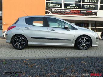 GMP WHEELS ASTRAL ZWART GEPOLIJST IN 17 INCH MET WINTERBANDEN GEMONTEERD ONDER EEN PEUGEOT 308 