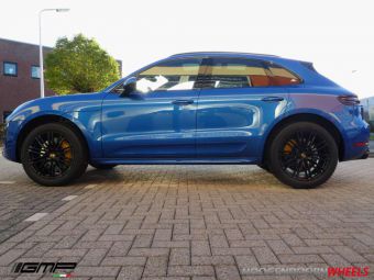 GMP WHEELS TARGA BREEDSET ZWART MET WINTERBANDEN IN 20 INCH MET TPMS SENSOREN GEMONTEERD ONDER EEN PORSCHE MACAN 