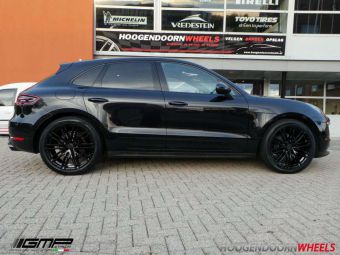 GMP WHEELS ITALY DEDICATED TARGA BLACK  ZWART IN 21 INCH BREEDSET GEMONTEERD ONDER EEN PORSCHE MACAN