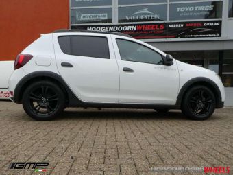 GMP EASY ZWART IN 16 INCH MET WINTERBANDEN GEMONTEERD ONDER EEN DACIA SANDERO STEPWAY