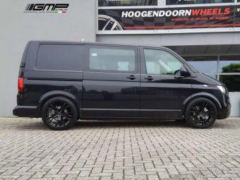 GMP WHEELS ITALY GUNNER IN BLACK EN 20 INCH GEMONTEERD ONDER EEN VW T6