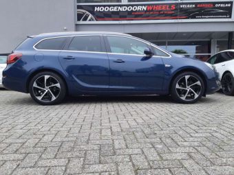 GMP WHEELS KATANA IN 18 INCH BLACK POLISHED GEMONTEERD ONDER EEN OPEL ASTRA 