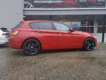 GMP ITALY WHEELS REVEN BLACK IN 19 INCH GEMONTEERD ONDER DE BMW 1 SERIE