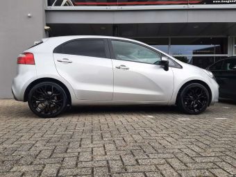 GMP ITALY WHEELS MATISSE BLACK IN 17 INCH GEMONTEERD ONDER EEN KIA RIO 