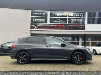 GMP WHEELS MENTOR GLOSSY BLACK IN 18 INCH GEMONTEERD ONDER EEN VOLKSWAGEN GOLF VIII