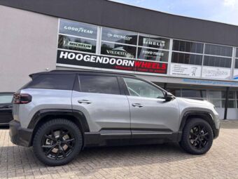 GMP WHEELS MENTOR GLOSSY BLACK IN 19 INCH GEMONTEERD ONDER EEN JEEP COMPASS