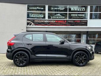 GMP WHEELS TOTALE GLOSS BLACK IN 19 INCH GEMONTEERD ONDER EEN VOLVO XC40