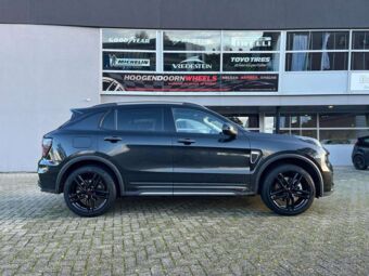 ALUTEC IKENU BLACK IN 20 INCH GEMONTEERD ONDER EEN LYNK & CO 01