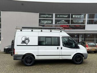 AUTEC QUANTRO MATT BLACK IN 16 INCH GEMONTEERD ONDER EEN FORD TRANSIT