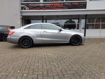 BBS XR BLACK IN 17 INCH GEMONTEERD ONDER EEN MERCEDES E-KLASSE