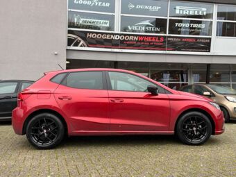 BORBET Y BLACK GLOSSY IN 16 INCH GEMONTEERD ONDER EEN SEAT IBIZA