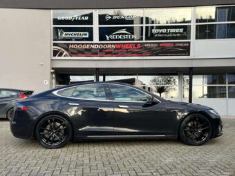 BROCK B38 BLACK IN 20 INCH GEMONTEERD ONDER EEN TESLA MODEL S