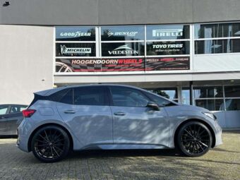 BROCK B43 BLACK GLOSSY IN 21 INCH GEMONTEERD ONDER EEN CUPRA BORN