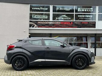 CARMANI 20 LUDWIG MATT BLACK IN 8 INCH GEMONTEERD ONDER EEN TOYOTA C-HR