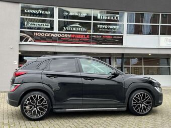 CARMANI 20 LUDWIG BLACK POLISHED IN 19 INCH GEMONTEERD ONDER EEN HYUNDAI KONA