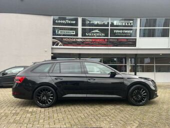 CARMANI CA17 BLACK IN 18 INCH GEMONTEERD ONDER EEN SKODA SUPERB