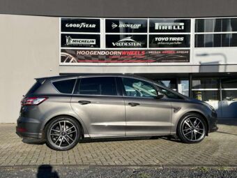 CMS C28 BLACK POLISHED IN 19 INCH GEMONTEERD ONDER EEN FORD S-MAX